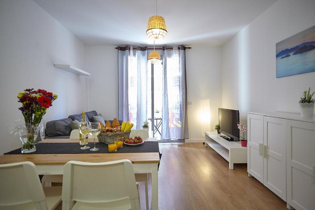 Il comprend une cuisine et un salon avec une table et des chaises. dans l'établissement Apartamento Sol y Mar I, à Las Galletas