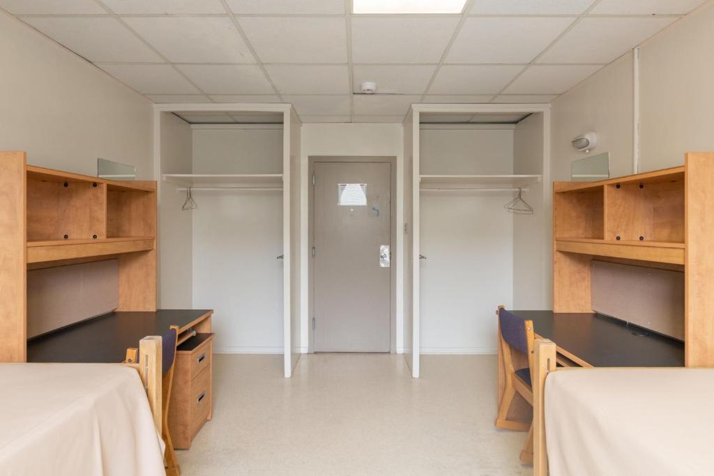 Postel nebo postele na pokoji v ubytování Dalhousie University