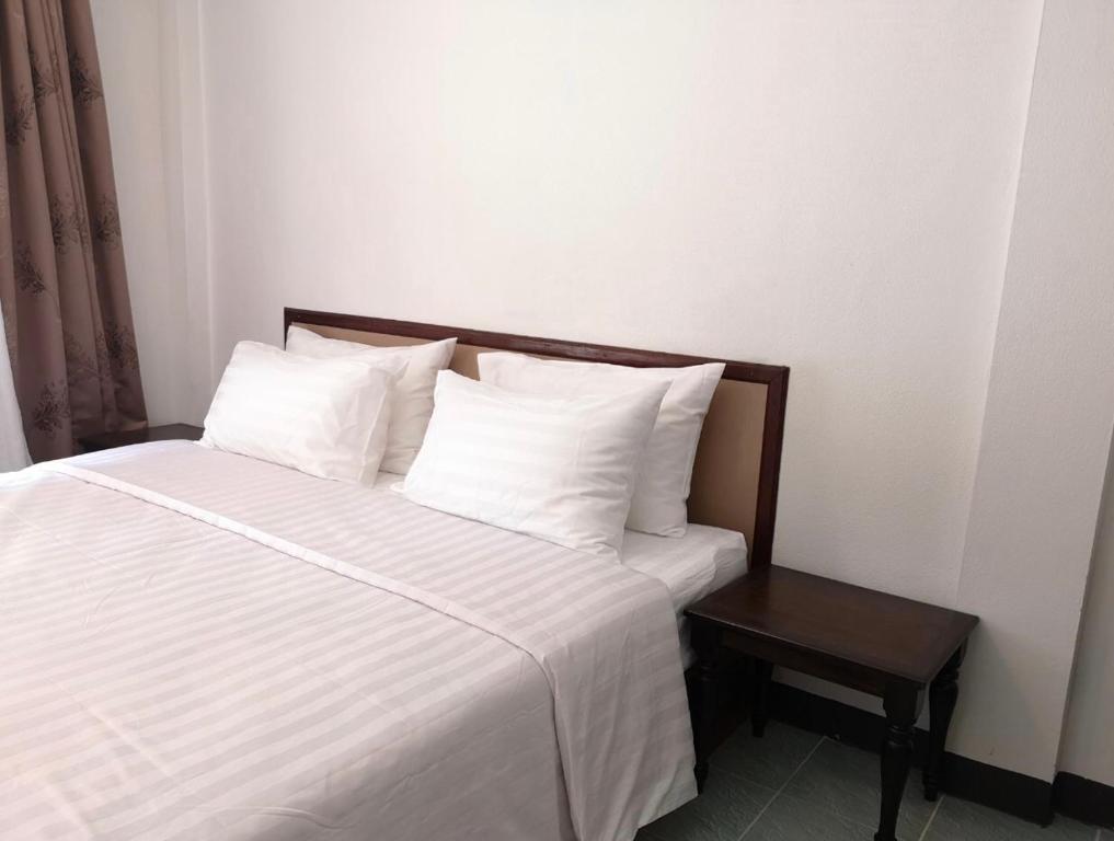 Een bed of bedden in een kamer bij RoongThoeng Heritage Hotel