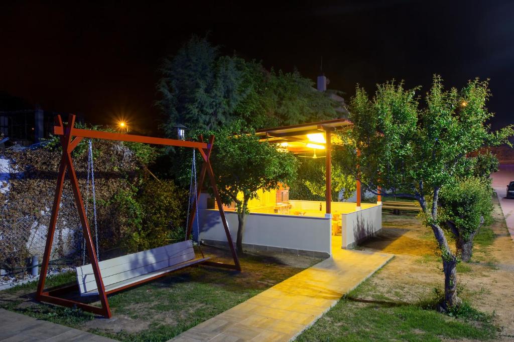 En have udenfor Rent House Karavi