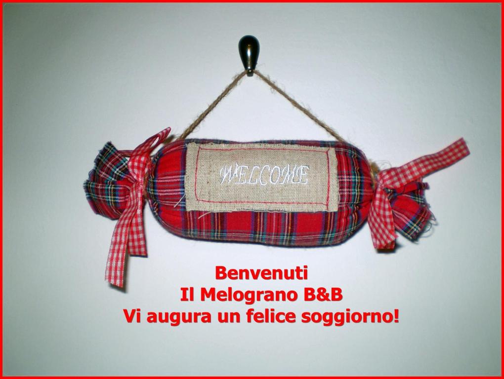 曼杜里亞的住宿－Il melograno b&b，红色的包,钩上有一个红色的弓