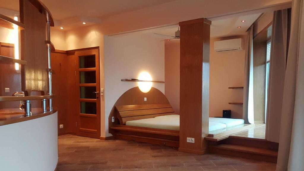 een slaapkamer met een bed en een grote spiegel bij Studio 2 in Warschau