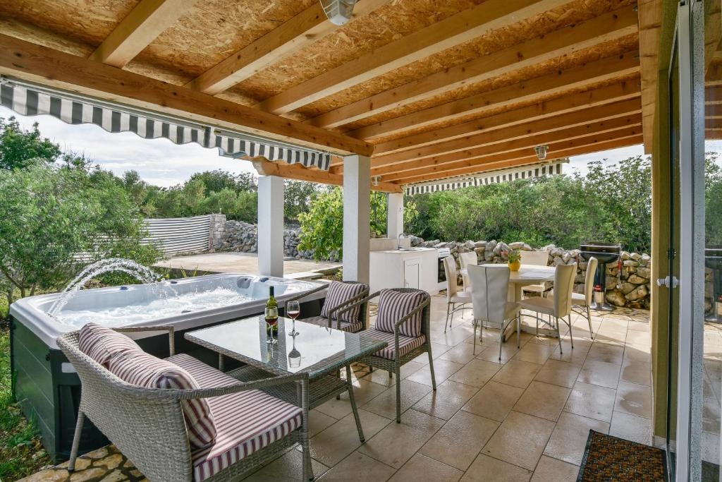 Patio alebo iná vonkajšia časť ubytovania Vila Lila