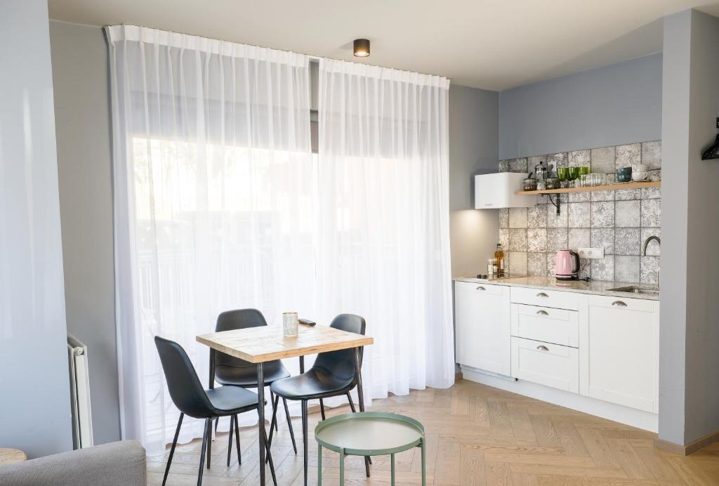 jadalnia ze stołem i krzesłami oraz kuchnia w obiekcie Saga Studios by Heimaleiga w Reykjavík
