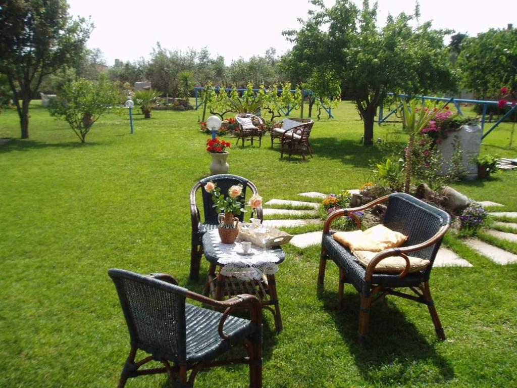 a group of chairs and a table in a yard at Il Bouganville in Oristano