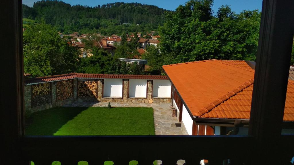 Nespecifikovaný výhled na hory nebo výhled na hory při pohledu z penzionu
