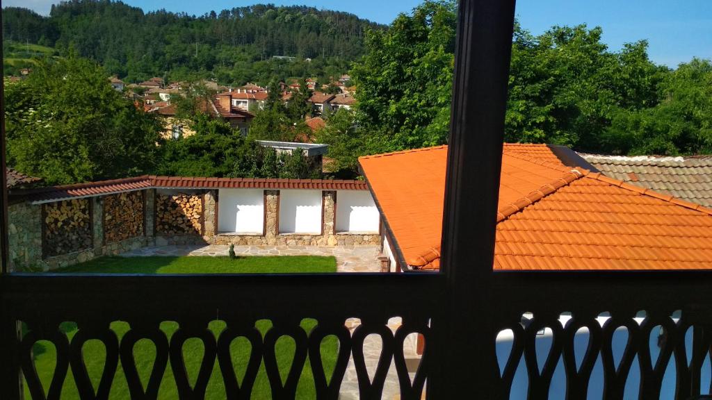 Nespecifikovaný výhled na hory nebo výhled na hory při pohledu z penzionu