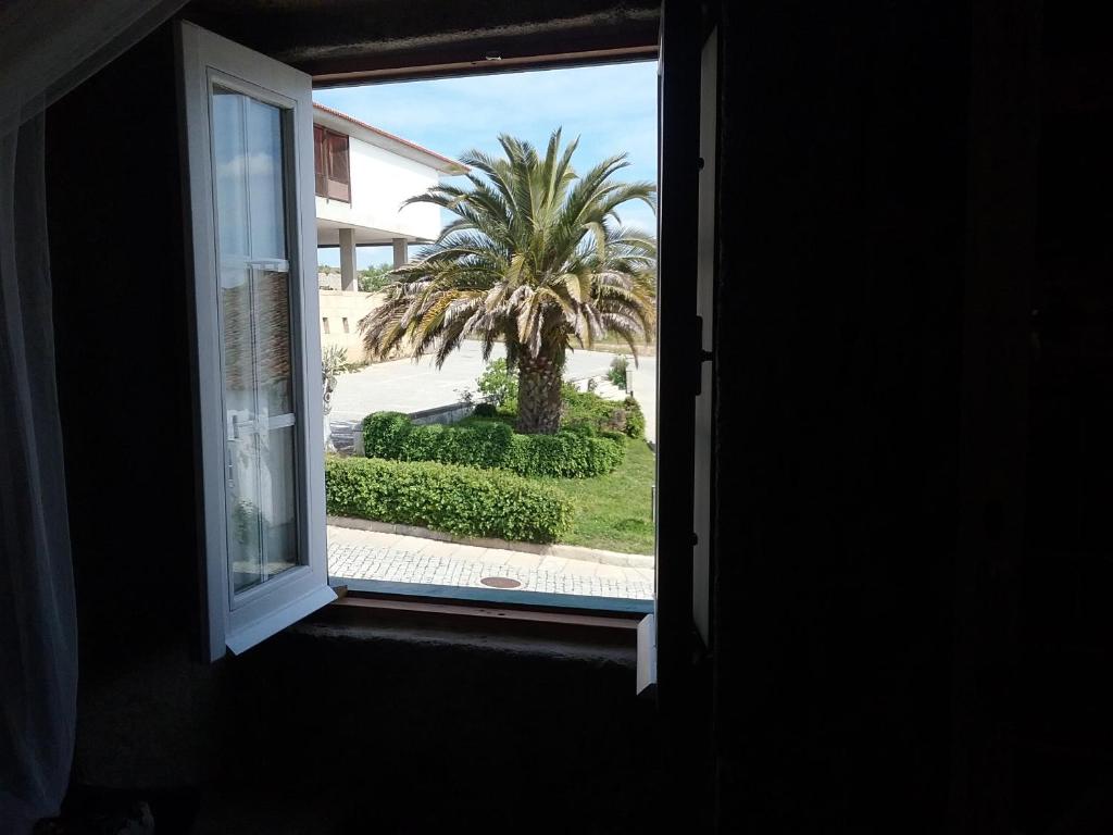 Um jardim no exterior de Casa do Forno