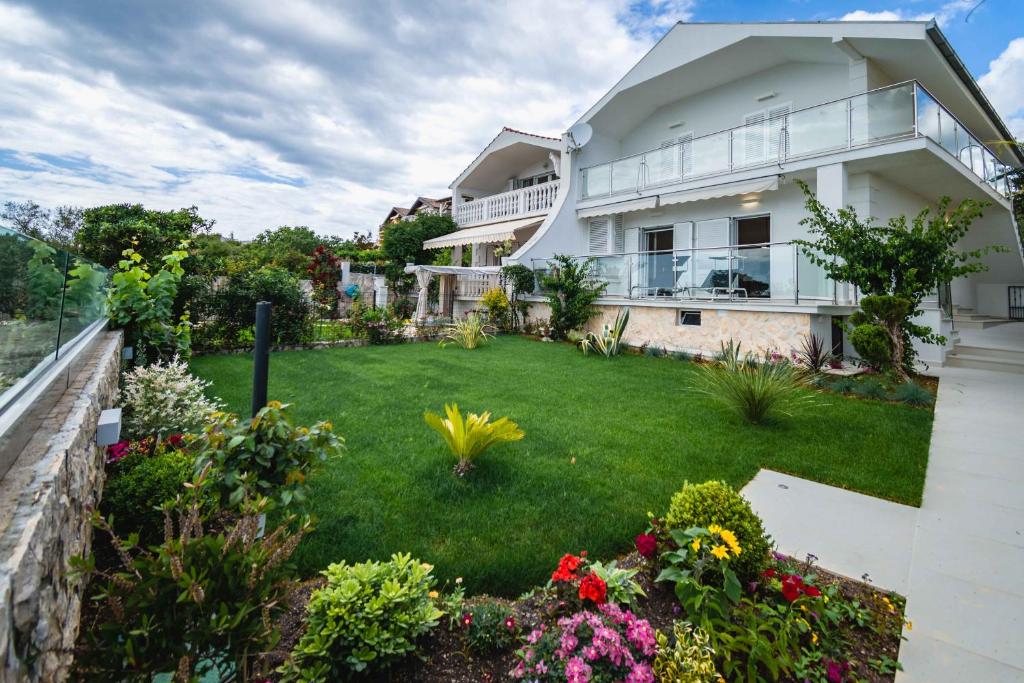 Vonkajšia záhrada v ubytovaní Villa Mario - Rogoznica