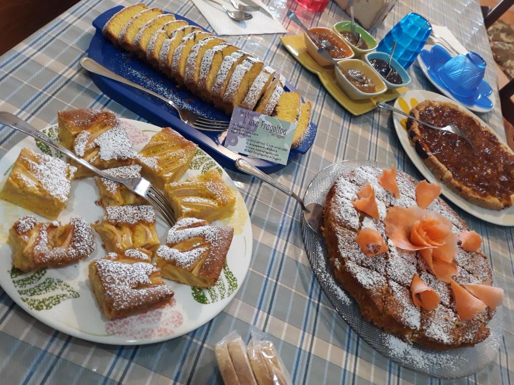 una mesa cubierta con platos de pan y maíz en la mazorca en B&B L'uva Fragolina en Reggio Emilia