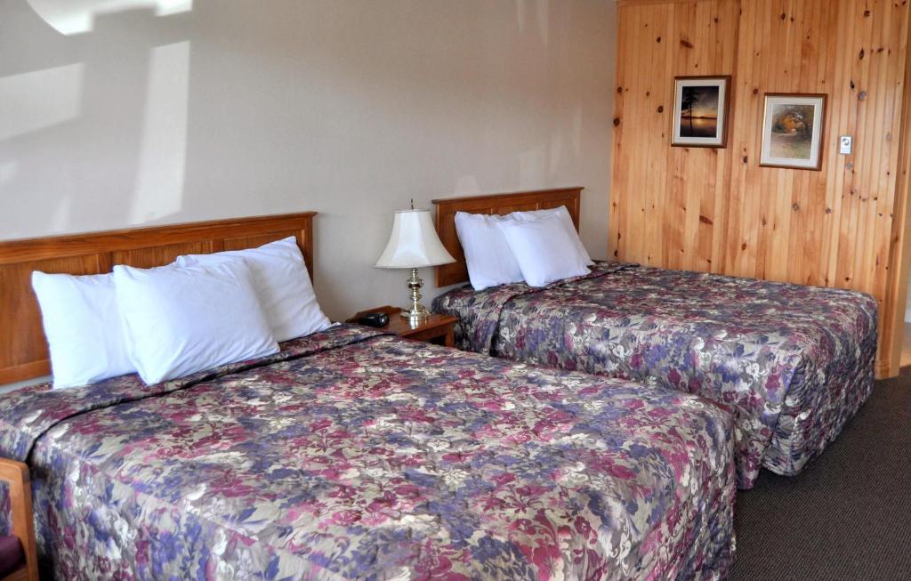 Postel nebo postele na pokoji v ubytování Bay Vista Motel
