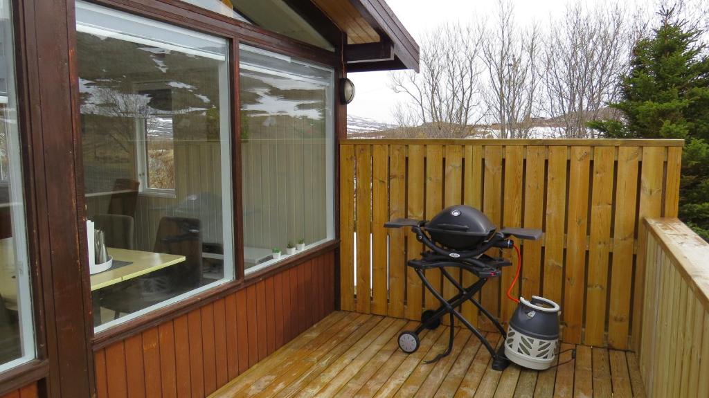 Balkón nebo terasa v ubytování Hvammur 1 with private hot tub