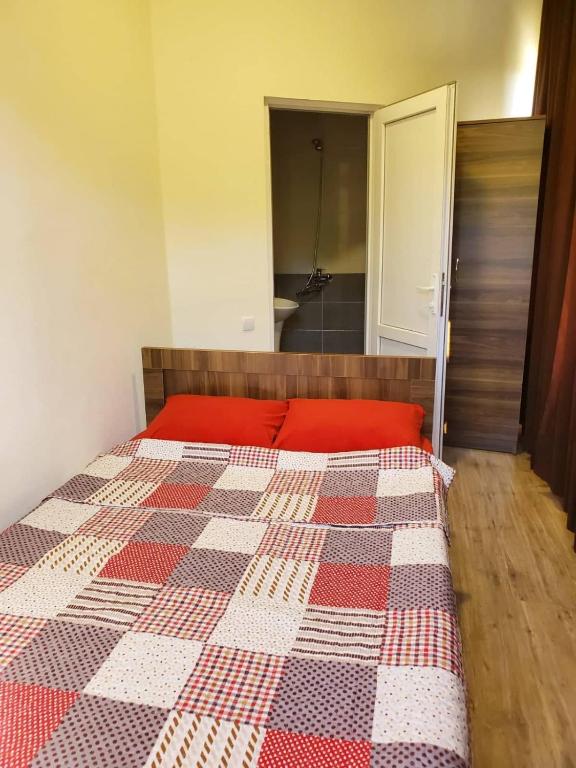 Rúm í herbergi á HOSTEL FAMILY
