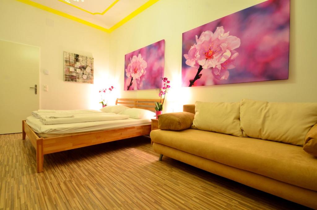Letto o letti in una camera di AJO Apartments - Messe City Flat - Self-Check-in