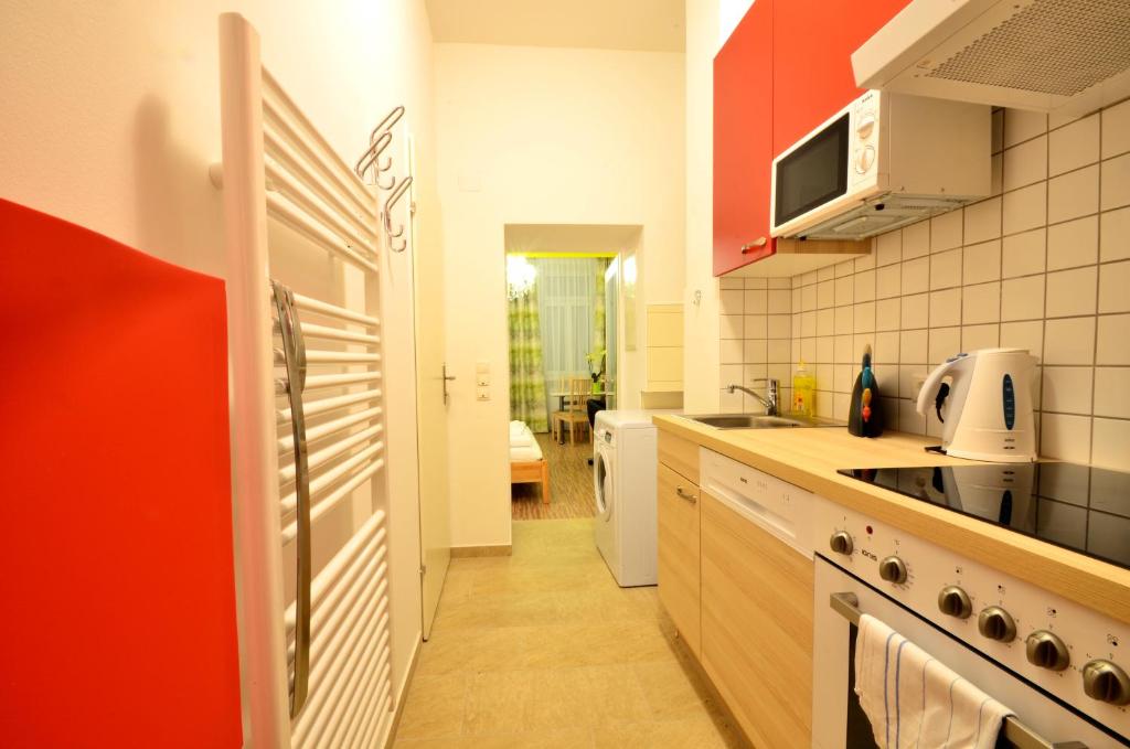 Cucina o angolo cottura di AJO Apartments - Messe City Flat - Self-Check-in