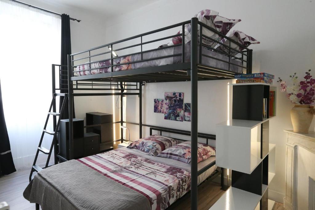 ジュアン・レ・パンにあるAmiral Courbet Apartmentのベッドルーム1室(二段ベッド2台、テレビ付)