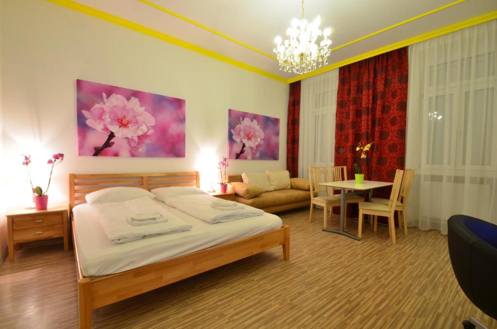 ウィーンにあるAJO Vienna Messe - contactless check inのベッドルーム1室(ベッド1台付)、リビングルームが備わります。