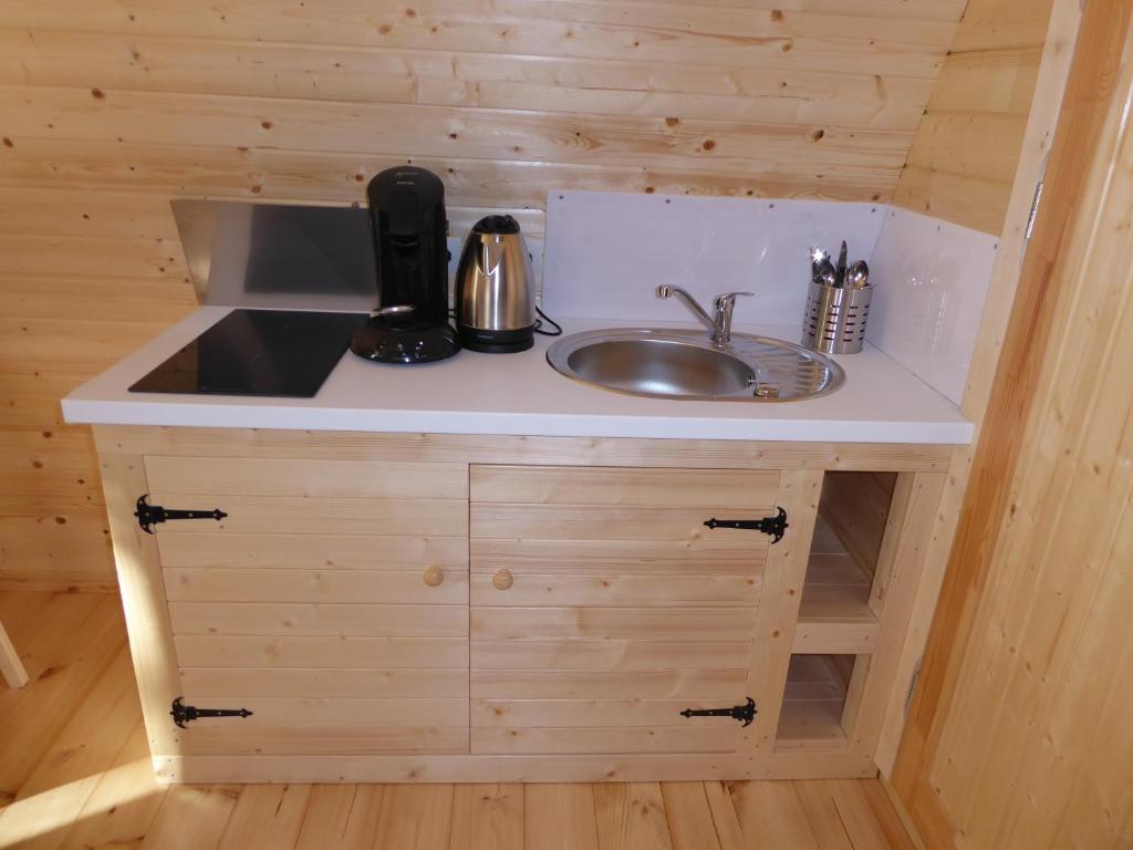 Een keuken of kitchenette bij Pod &agrave; la crois&eacute;e des baies