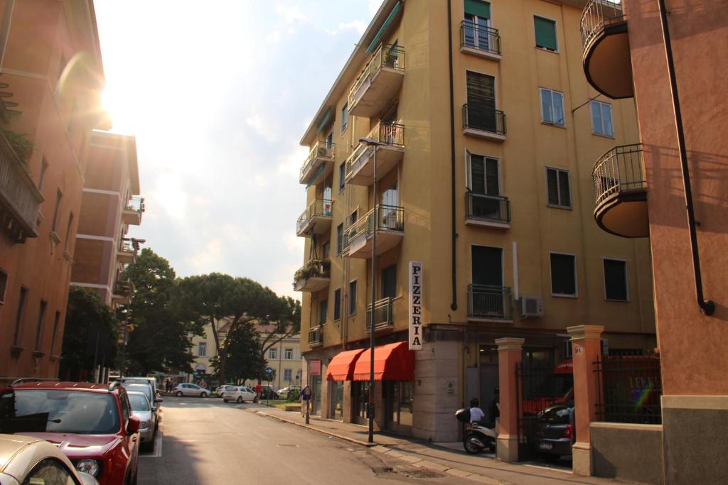 ein Gebäude auf einer Straße, an der Autos geparkt sind in der Unterkunft ARCOBALENO AFFITTACAMERE in Verona