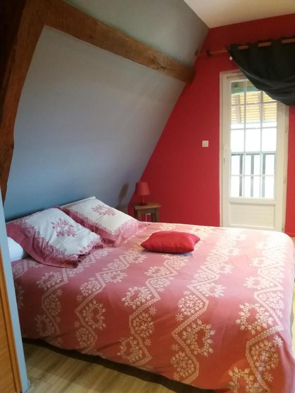 מיטה או מיטות בחדר ב-gîte la chartrie