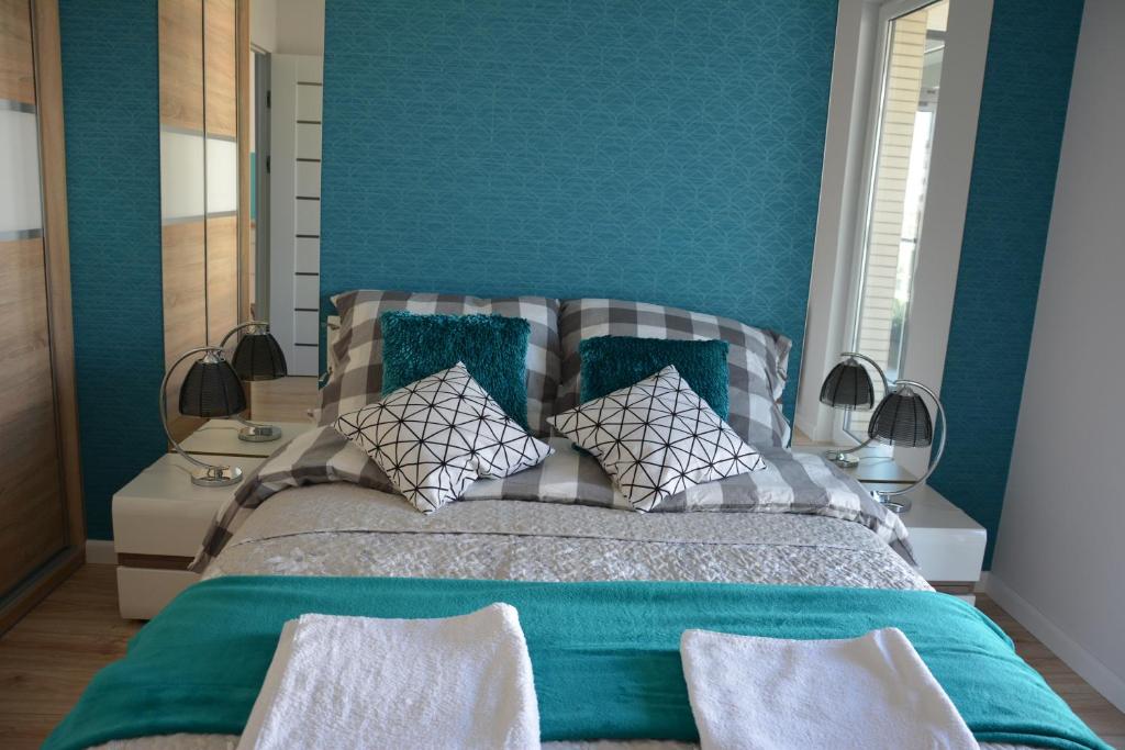sypialnia z dużym łóżkiem z niebieskimi ścianami w obiekcie Turkusowe Marzenie w Gdańsku
