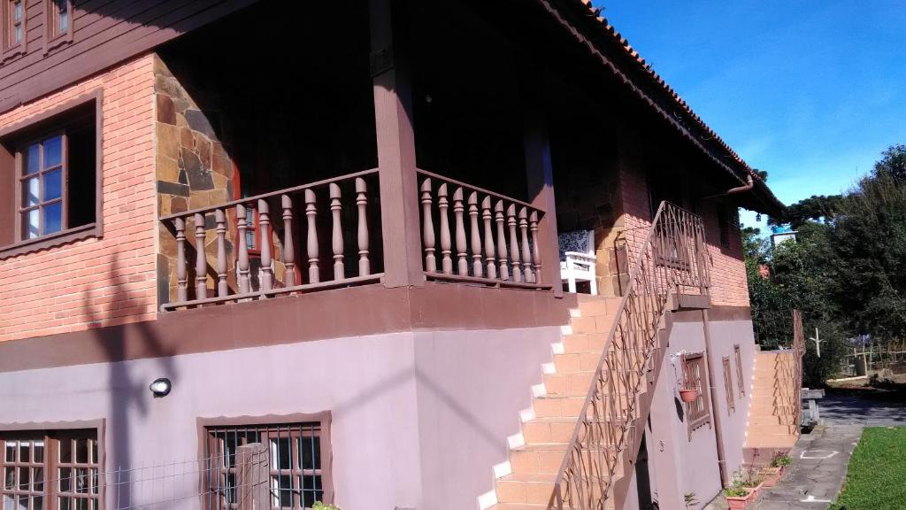 un edificio con un balcón en el lateral. en Casarão Villa maggi, en Canela
