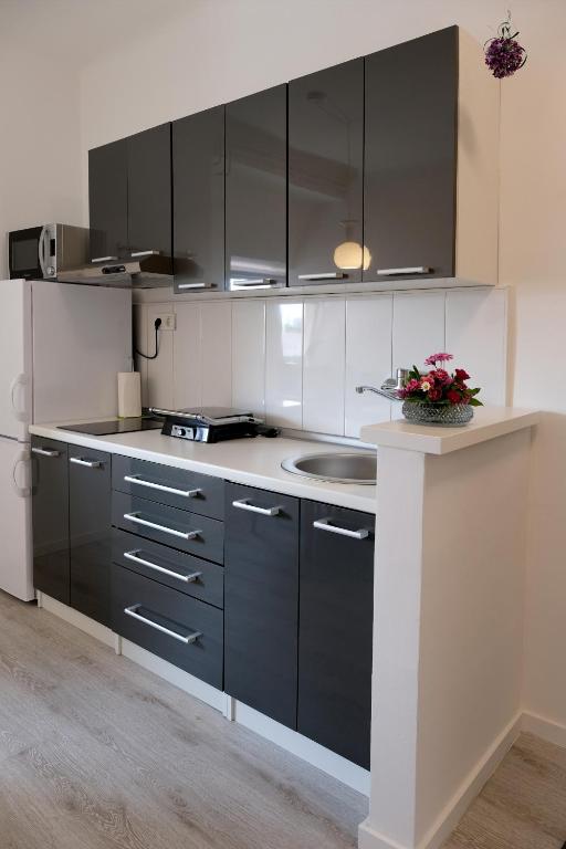 Main Square Oval Apartment - 17