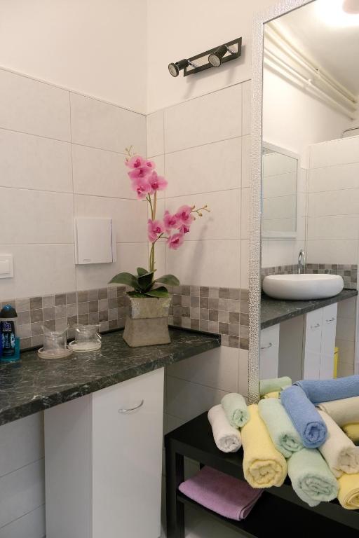 Main Square Oval Apartment - 13