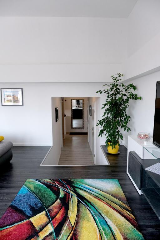 Main Square Oval Apartment - 2