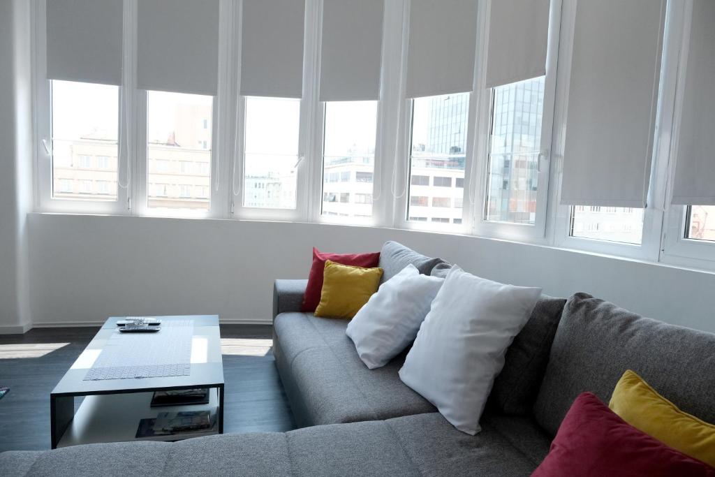 Main Square Oval Apartment - 7