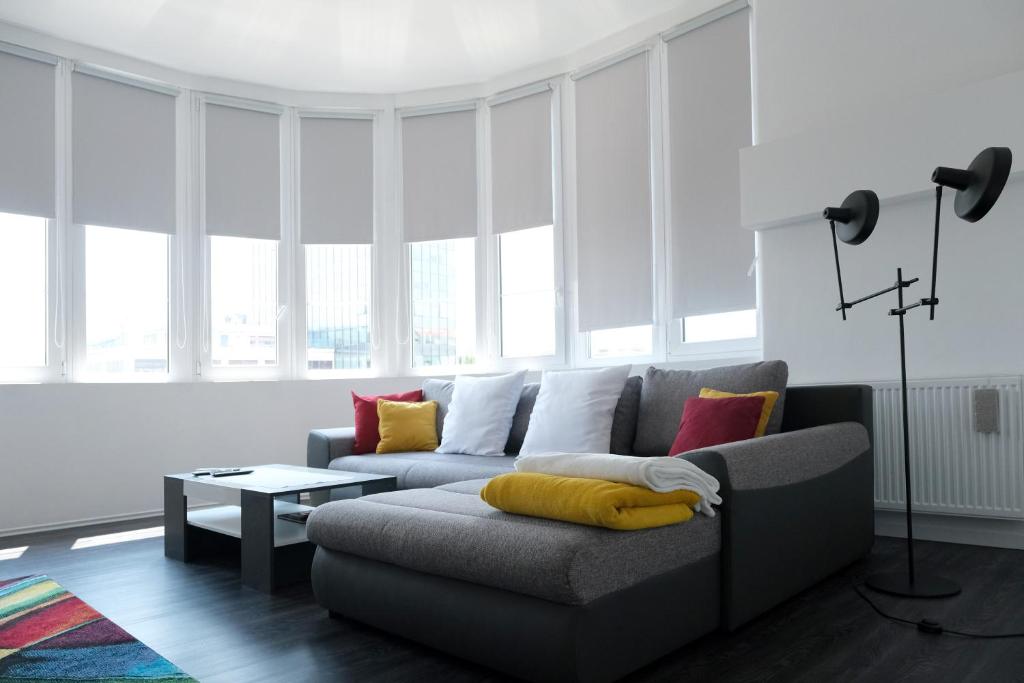 Main Square Oval Apartment - 10