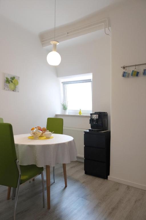 Main Square Oval Apartment - 18