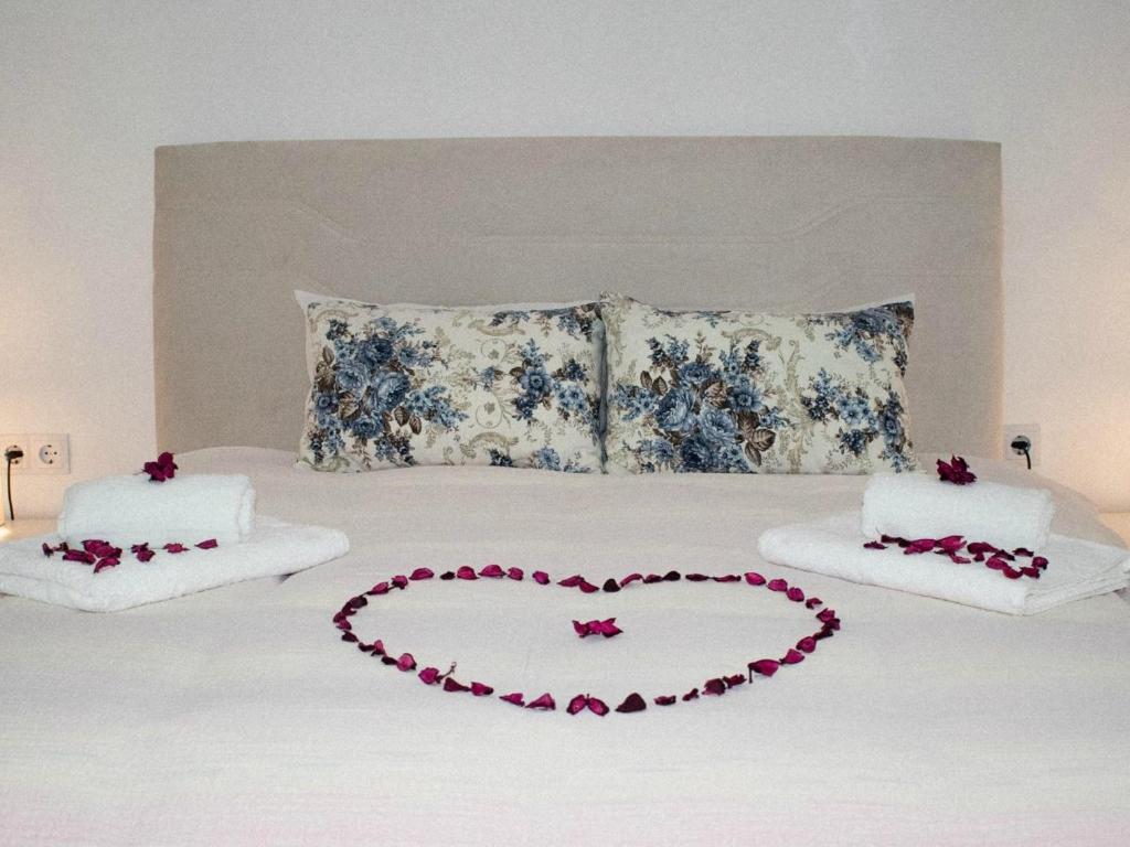 Una cama con dos pasteles en forma de corazón en ŠEHER Kuća, en Sarajevo