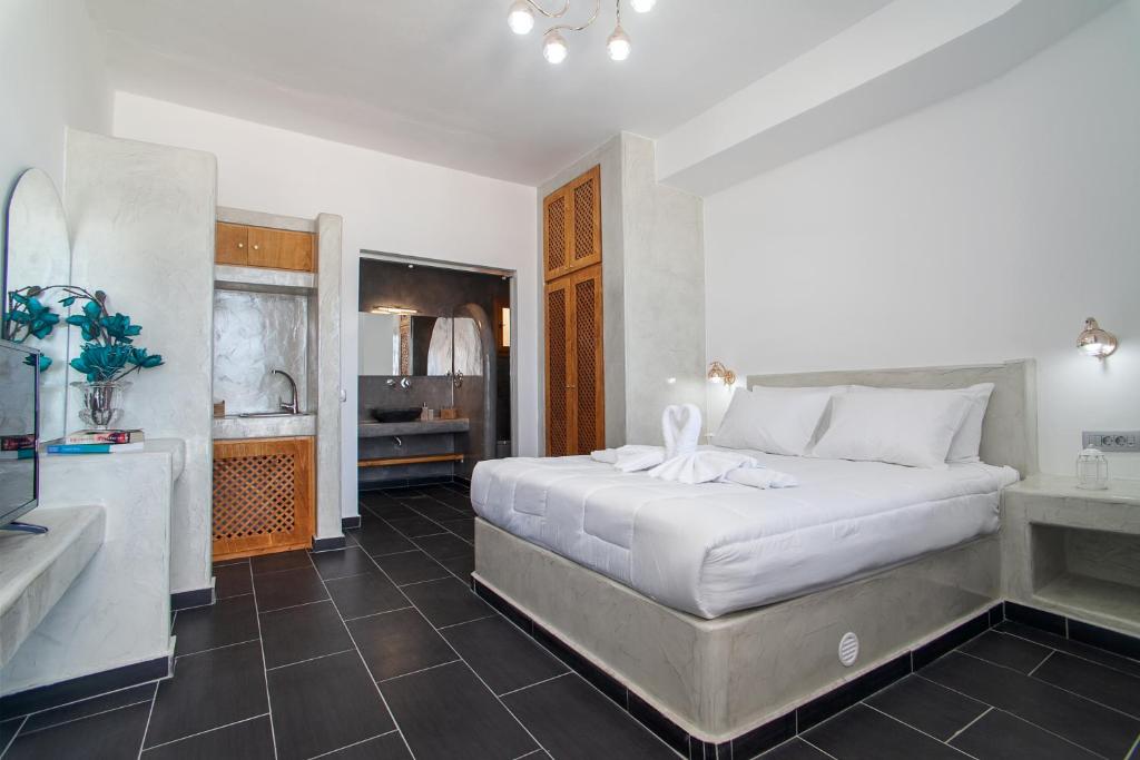 Postel nebo postele na pokoji v ubytování Beach Houses Santorini