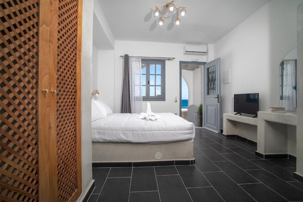 TV a/nebo společenská místnost v ubytování Beach Houses Santorini