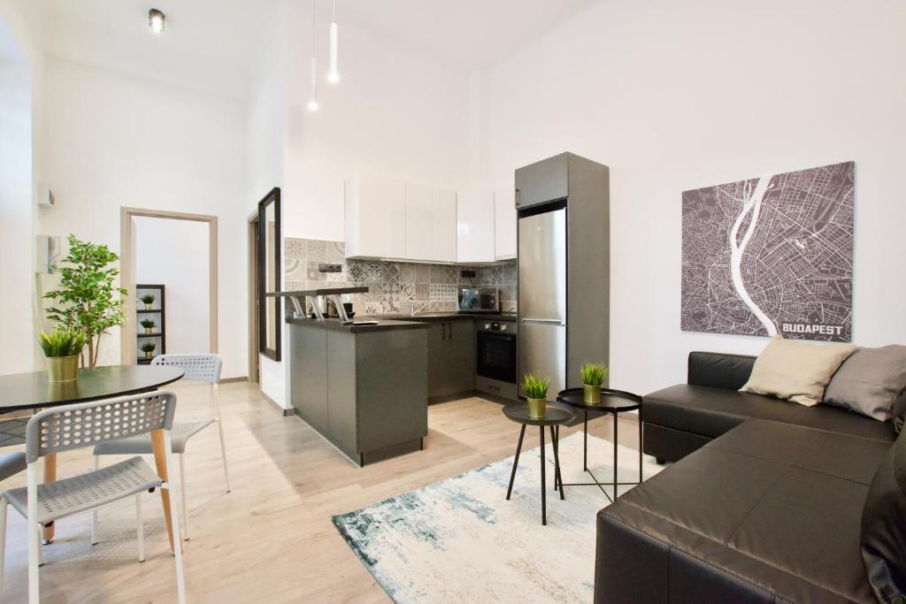 Kuchyňa alebo kuchynka v ubytovaní Standard Apartment by Hi5 - Rákóczi út 23