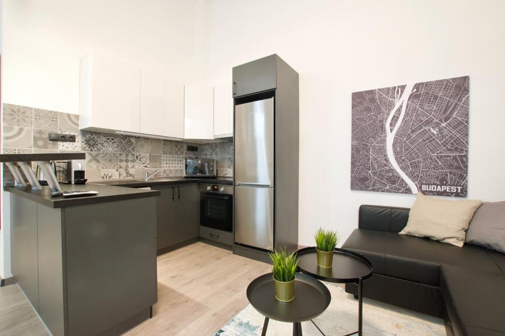Kuchyňa alebo kuchynka v ubytovaní Standard Apartment by Hi5 - Rákóczi út 23