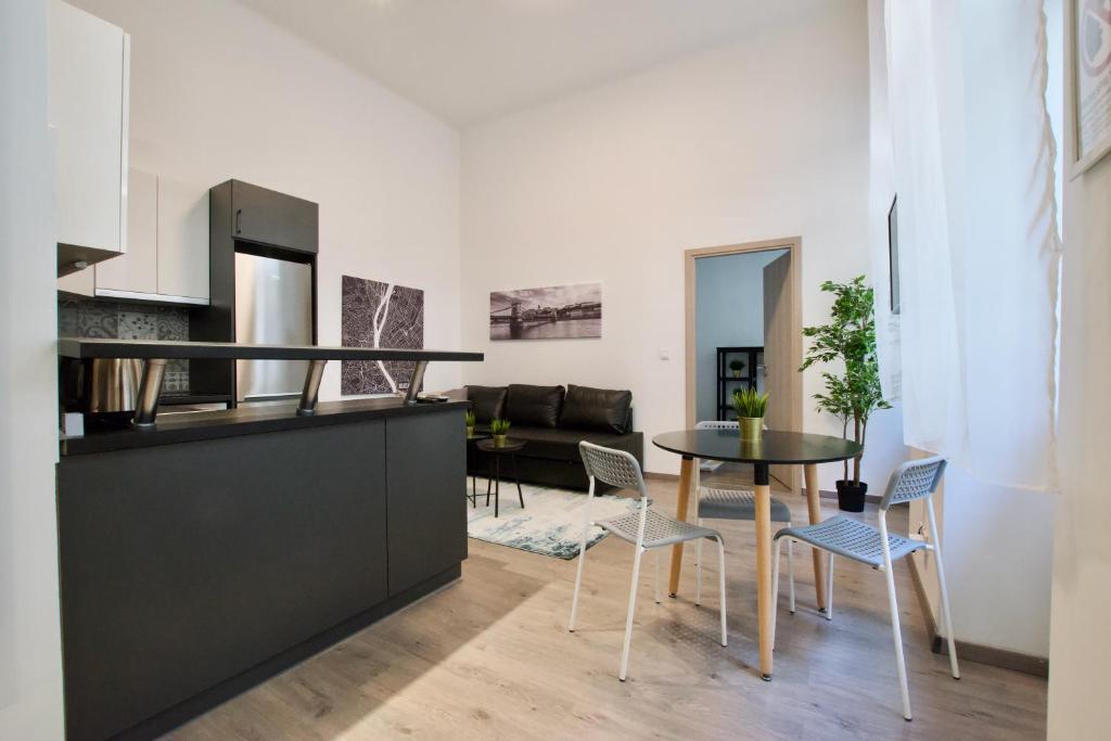 Kuchyňa alebo kuchynka v ubytovaní Standard Apartment by Hi5 - Rákóczi út 23