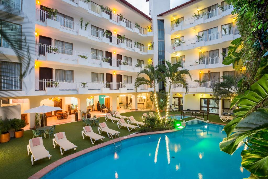 obraz dziedzińca hotelu z basenem w obiekcie Los Arcos Suites w mieście Puerto Vallarta
