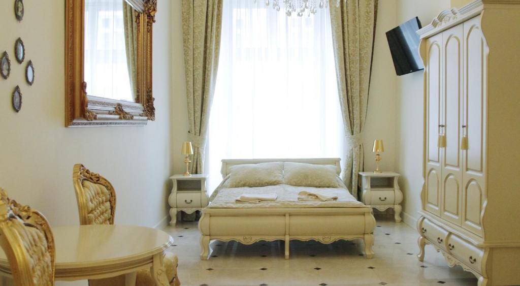 1 dormitorio con cama, mesa y ventana en Only Kraków Apartments, en Cracovia