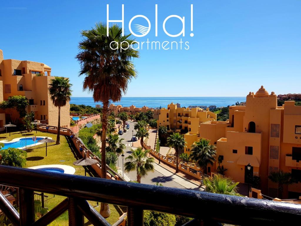 マニルバにあるHola! apartments at Coto Realのリゾートのバルコニーから景色を望めます。