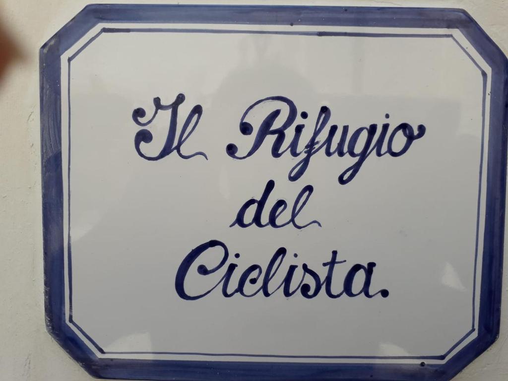 een bord met de tekst el rijuca did al celfica bij Il Rifugio del ciclista in Leverano