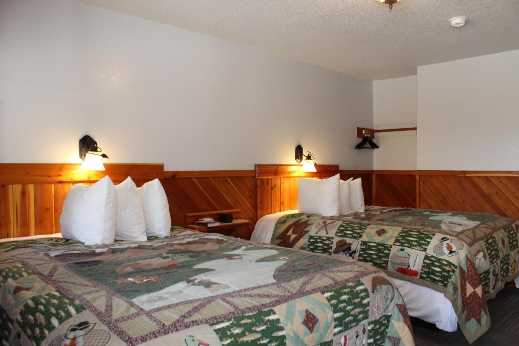 Alpine Motel of Cooke City - Queen Room With Two Queen Beds
