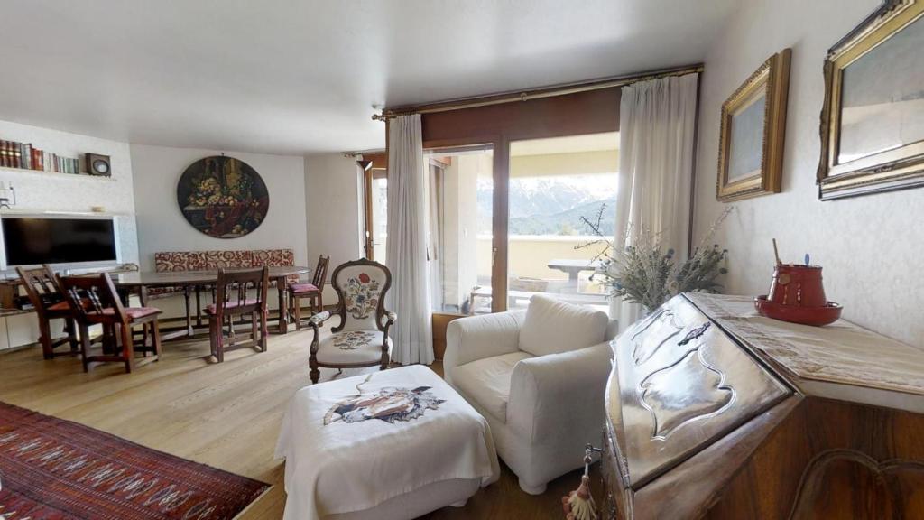 - un salon avec un canapé et une table dans l'établissement Caspar Badrutt - St. Moritz, à Saint-Moritz
