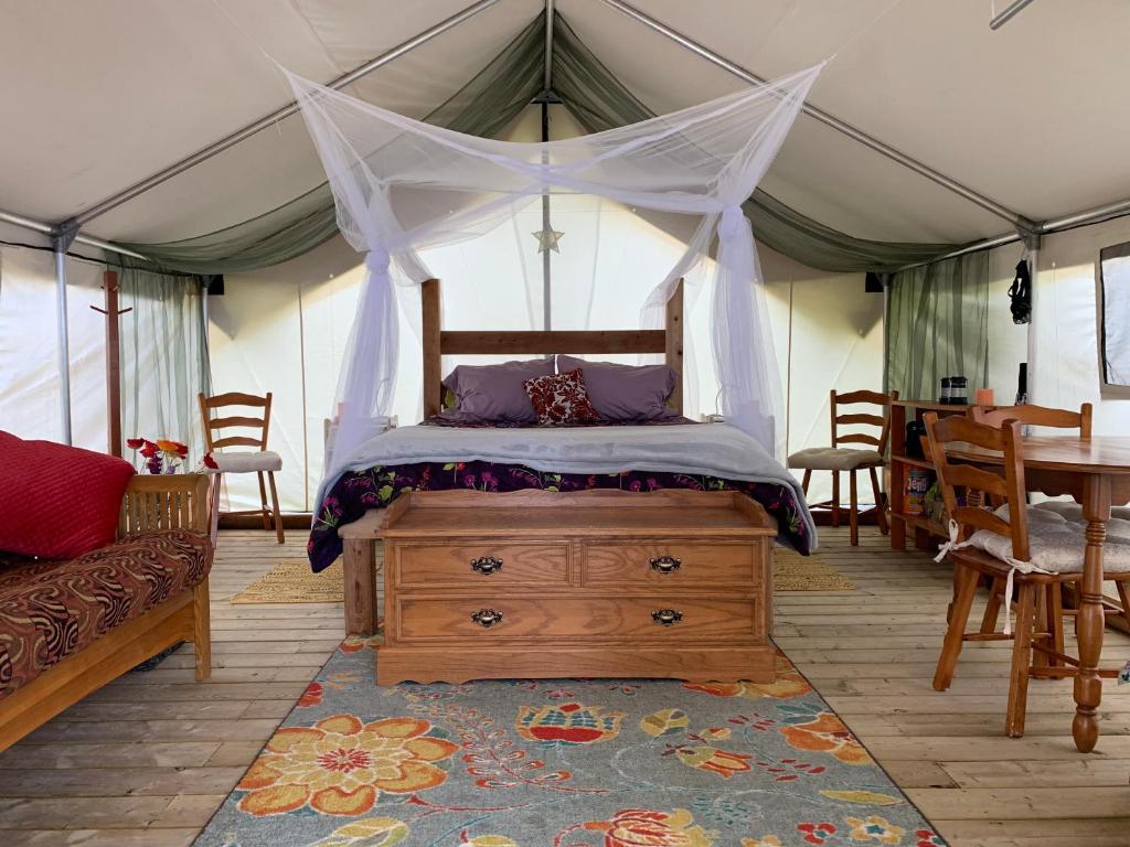 Postel nebo postele na pokoji v ubytování So Damn Lucky Glamping