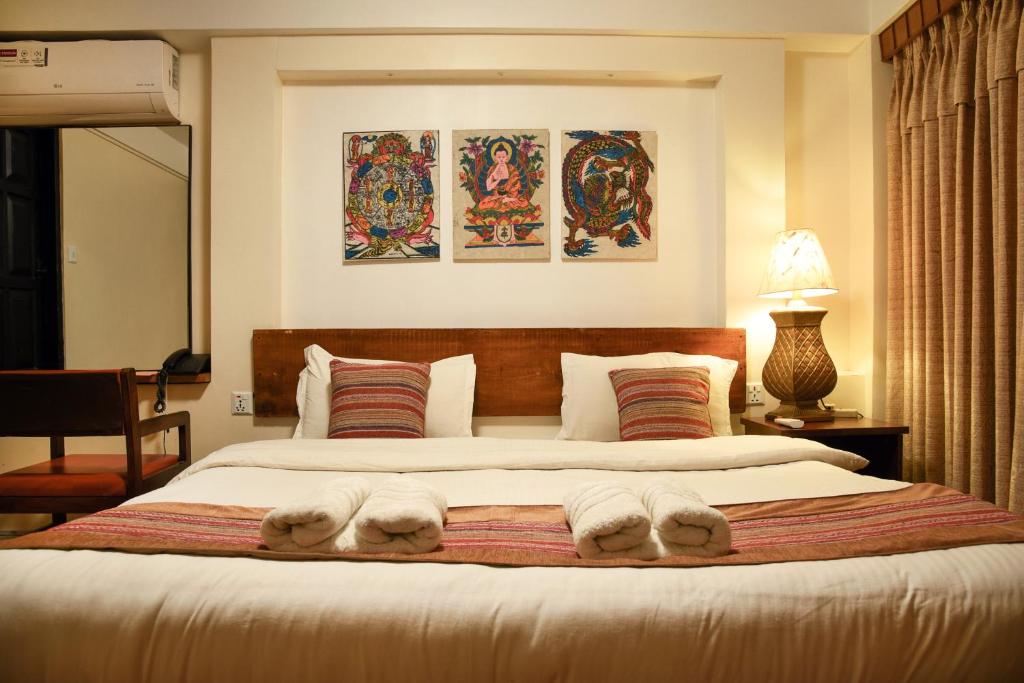 Postel nebo postele na pokoji v ubytování Nepal Pavilion Inn