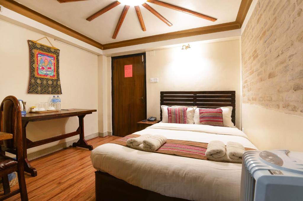 Postel nebo postele na pokoji v ubytování Nepal Pavilion Inn
