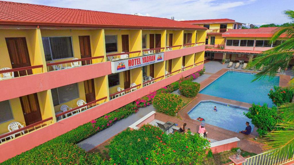 eine Luftansicht eines Hotels mit Pool in der Unterkunft Hotel Yadran Beach Resort in Puntarenas