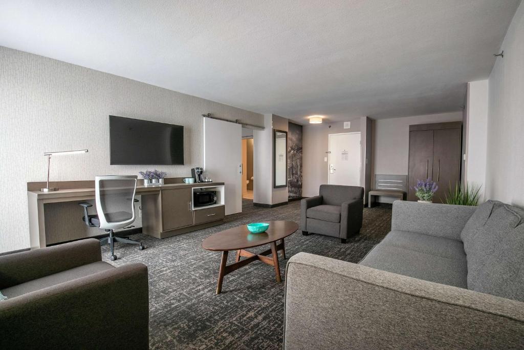 TV a/nebo společenská místnost v ubytování Best Western Plus Sparks-Reno Hotel