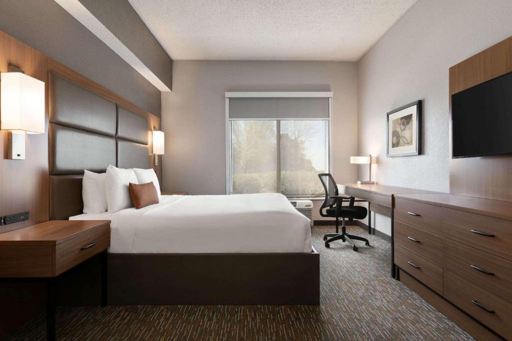 Wingate by Wyndham Cincinnati Blue Ash photo